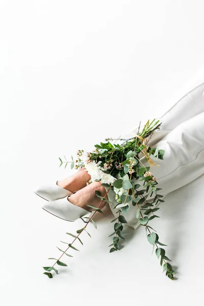 Vista Recortada Joven Sentada Con Flores Eucalipto Verde Sobre Blanco —  Fotos de Stock