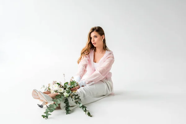 Ganska Ung Kvinna Sitter Med Blommor Och Grön Eucalyptus Vit — Stockfoto