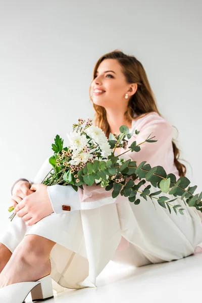 Jovem Mulher Sorrindo Segurando Buquê Flores Com Folhas Verdes Eucalipto — Fotografia de Stock