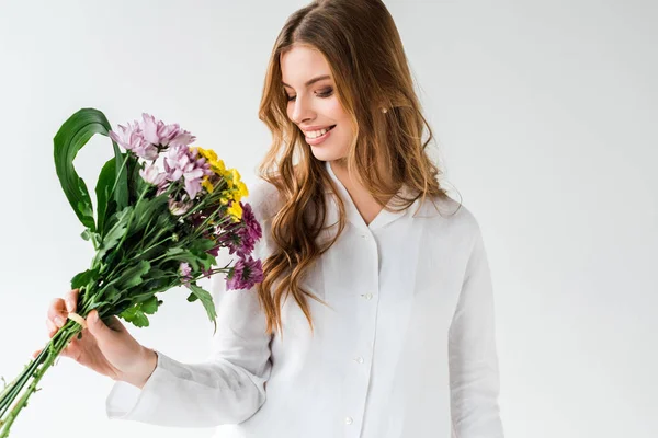 Glückliches Mädchen Blickt Auf Strauß Von Wildblumen Auf Weiß — Stockfoto
