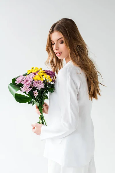 Menina Atraente Olhando Para Buquê Flores Silvestres Branco — Fotografia de Stock