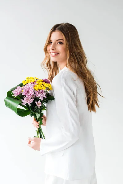 Alegre Chica Sosteniendo Ramo Flores Silvestres Sonriendo Blanco —  Fotos de Stock