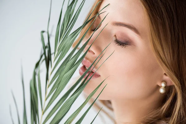 Menina Atraente Com Olhos Fechados Perto Folha Palma Verde Branco — Fotografia de Stock