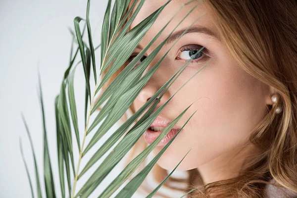 Jolie Femme Regardant Caméra Travers Feuille Palme Sur Blanc — Photo