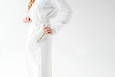 bir şişe süt beyaz cebine koyarak kadın kırpılmış görünümü 