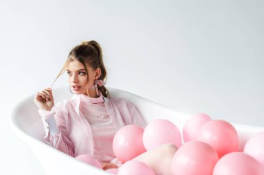 çekici kız saç beyaz üzerine pembe hava Balonlu küvet içinde yatan süre dokunaklı 