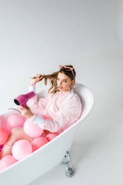 saç kurutma makinesi, küvet pembe hava balonları Grey ile yatan süre kullanan çekici kız 