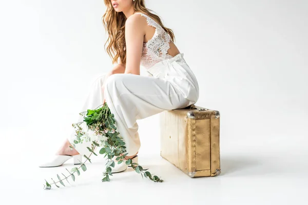 Vista Cortada Menina Sentada Saco Viagem Segurando Buquê Com Flores — Fotografia de Stock