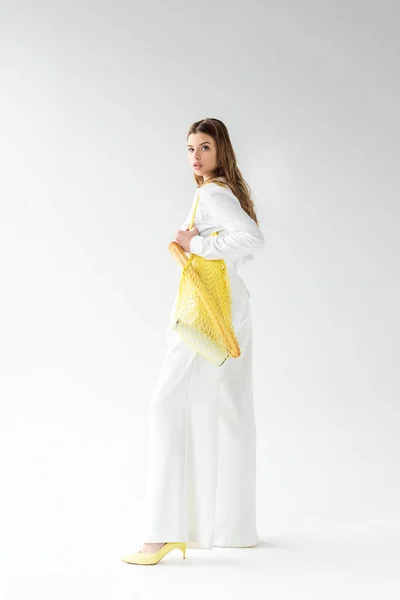 Jeune Femme Tenant Sac Ficelle Jaune Avec Baguette Bouteille Lait — Photo