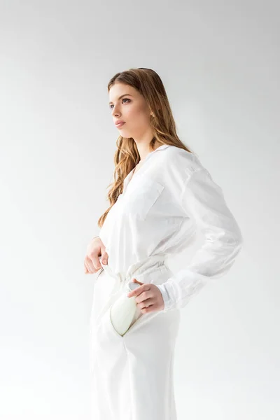 Çekici Kadın Şişe Süt Beyaz Cebine Koyarak — Stok fotoğraf