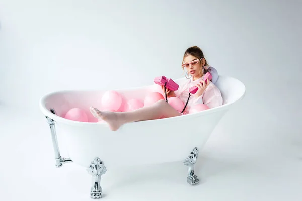 Ragazza Occhiali Sole Guardando Telefono Retrò Rosa Mentre Trova Nella — Foto Stock