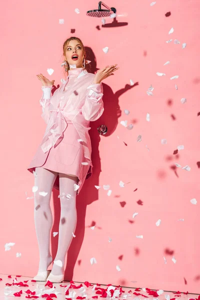 Aantrekkelijke Verrast Jonge Vrouw Stond Buurt Van Rozenblaadjes Roze — Stockfoto