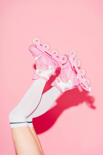 裁剪的女孩穿着长袜和溜冰鞋粉红色的女孩的裁剪视图 — 图库照片