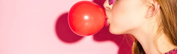 Panoramaaufnahme Eines Mädchens Das Roten Kaugummi Auf Rosa Pustet — Stockfoto
