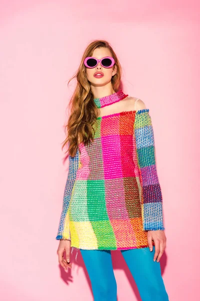 Çekici Genç Kadın Güneş Gözlüğü Pembe Kareli Elbise — Stok fotoğraf