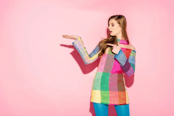 Menina Atraente Vestido Xadrez Apontando Com Dedo Enquanto Sobre Rosa — Fotografia de Stock