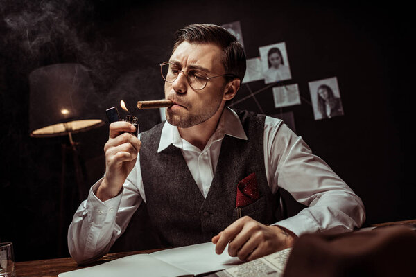 Детектив в очках и белой рубашке, закуривающий сигару в темном кабинете
