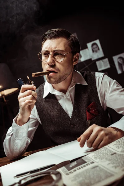 侦探在眼镜和白衬衫点燃雪茄在黑暗的办公室 — 图库照片
