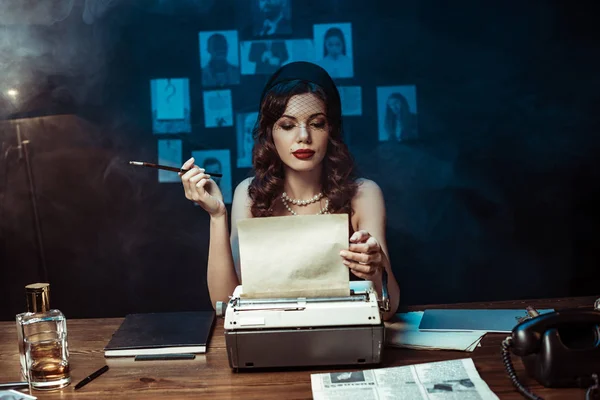 Pensive Woman Mouthpiece Using Typewriter Dark Office — Stock Photo, Image