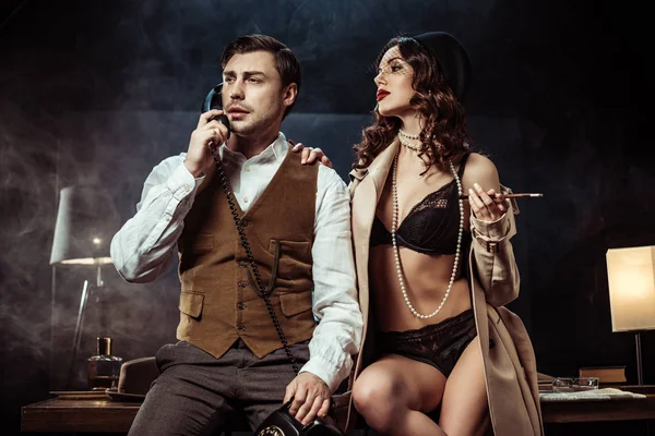 Ofiste Seksi Kadın Çamaşırı Hendek Ceket Baştan Detective — Stok fotoğraf