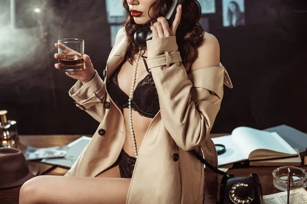 Vista Parziale Della Donna Sexy Lingerie Nera Trench Che Tiene — Foto Stock