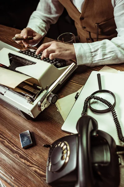 Vista Ritagliata Del Detective Con Sigaro Utilizzando Macchina Scrivere Ufficio — Foto Stock