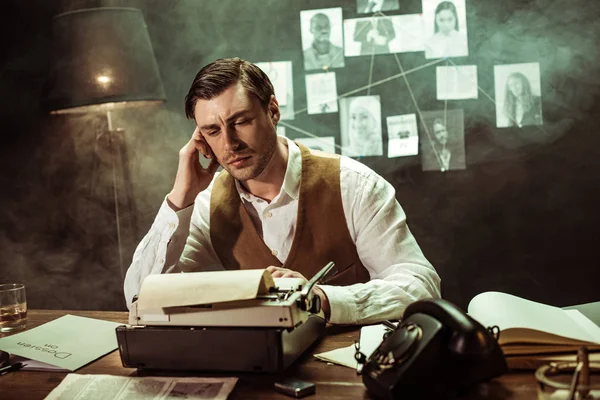 Pensive Detective Wit Overhemd Zittend Aan Tafel Met Schrijfmachine Dark — Stockfoto