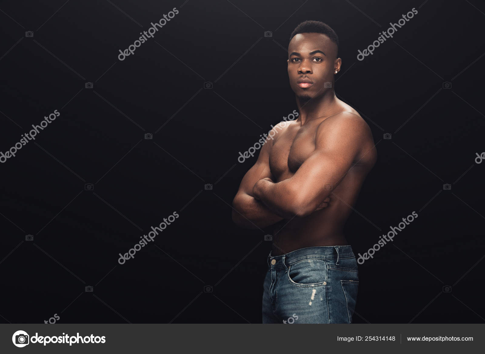Sexy Muskulösen Afrikanisch Amerikanischen Mann Jeans Mit Verschränkten  Armen Blick - Stockfotografie: lizenzfreie Fotos © VitalikRadko 254314148 |  Depositphotos