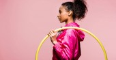 Panoramaaufnahme der schönen afrikanisch-amerikanischen Sportlerin, die mit Hula-Hoop-Reifen isoliert auf rosa mit Kopierraum posiert