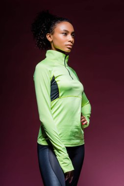 karanlık poz eşofman güzel Afro-Amerikan sporcumuz
