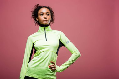 pembe kopya alanı ile izole kalça el ile poz parça ceketli güzel Afro-Amerikan sporcumuz