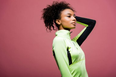 pembe kopya alanı ile izole ceket parça poz içinde güzel Afro-Amerikan sporcumuz