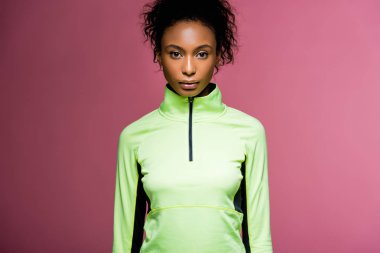 pink izole kamera bakarak parça ceketli güzel Afro-Amerikan sporcumuz