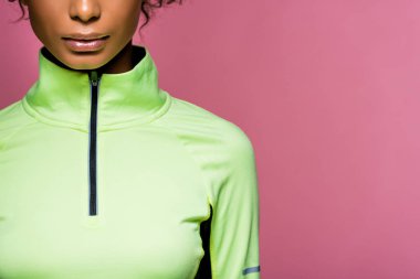 kısmi kopya alanı ile pembe üzerinde izole ceket parça poz içinde Afro-Amerikan sporcumuz görünümünü