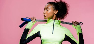 pink izole ip atlama ile poz güzel Afro-Amerikan sporcumuz panoramik çekim