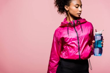 pembe kopya alanı ile izole spor şişe ile güzel Afro-Amerikan sporcumuz