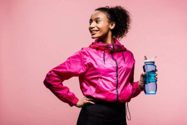 Afro-Amerikan sporcumuz pink izole spor şişe ile gülümseyen güzel