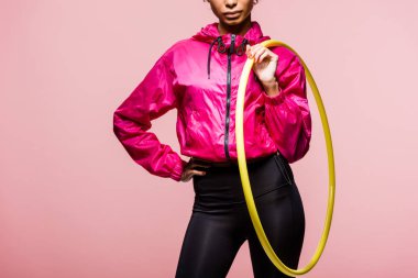 Afro-Amerikan sporcumuz pink izole hula hoop ile poz kırpılmış görünümünü