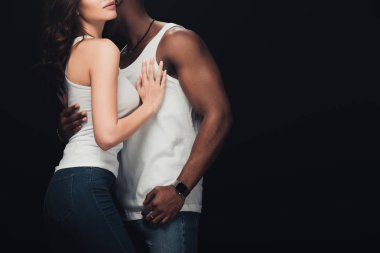 African Amerikan adam tutkuyla siyah üzerinde izole kadın kucaklayan görünümü kırpılmış