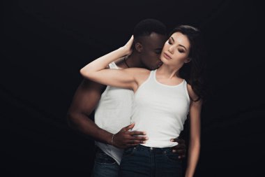 tutkulu Afrikalı Amerikan adam kopya alanı ile siyah üzerinde izole güzel kadın kucaklayan