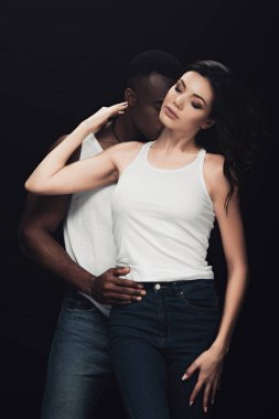Afrikalı Amerikan adam kucaklayan ve güzel kadın siyah üzerinde izole öpüşme