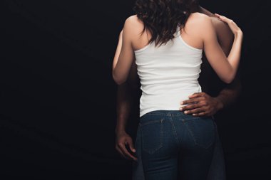 kopya alanı ile siyah üzerinde izole ırklararası çift sarılma geri görünümü