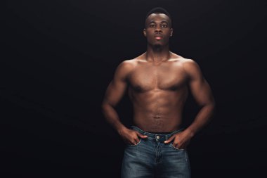 siyah üzerinde izole poz ceplerinde eller ile yakışıklı gömleksiz Afrikalı Amerikalı adam