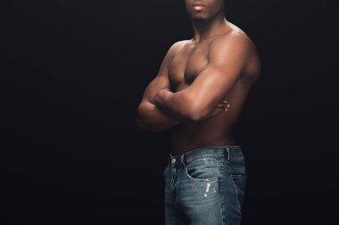 siyah üzerinde izole çapraz kolları ile Denim poz seksi kaslı African American Man kırpılmış görünümü