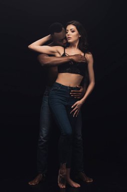 African Amerikan adam tutkuyla güzel seksi kadın siyah üzerinde izole