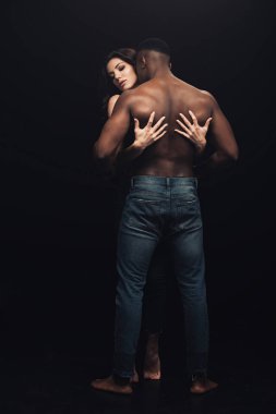 arka görünüm güzel seksi kadın sarılmak gömleksiz Afrikalı Amerikalı adam siyah üzerinde izole