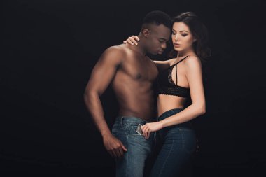 çekici kadın kucaklayan gömleksiz Afrikalı Amerikalı adam ve tutan prezervatif siyah üzerinde izole