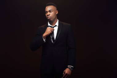 güzel moda African Amerikan adam takım elbise ayarlama kravat siyah üzerinde izole 