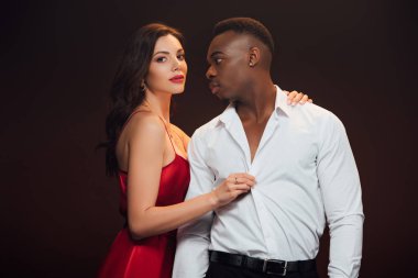 güzel kadın kırmızı elbise soyunma Afrikalı Amerikan adam siyah üzerinde izole