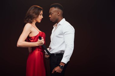 Kırmızı elbise çekici kadın Afrikalı Amerikan adam kopya alanı ile siyah izole
